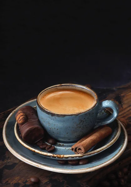 Taza de café azul, bebida, aroma, granos de café, taza de madera del tablero, r — Foto de Stock