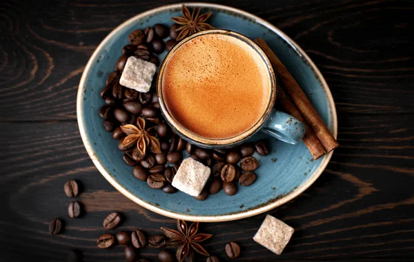 Taza de café sobre fondo de madera, rústico, espresso con canela — Foto de Stock