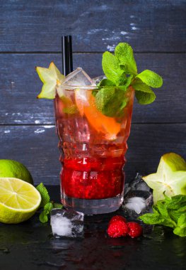 alkol, arkaplan, bar, içecek, karambola, narenciye, kokteyl, soğuk, soğuk, içecek, yiyecek, tazelik, meyve, bardak, yeşil, buz, limon, limonata, buz küpleri, soda, nane, nane yaprağı, su, sıvı, meyve suyu, parti, kokteyl, mojito, koyu arkaplan, 