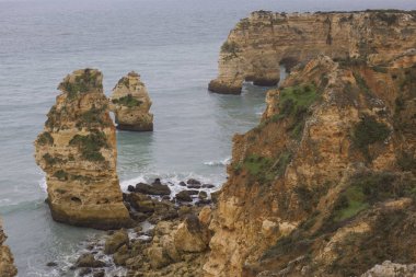 Algarvian görüş Atlantik Okyanusu ve kayalar