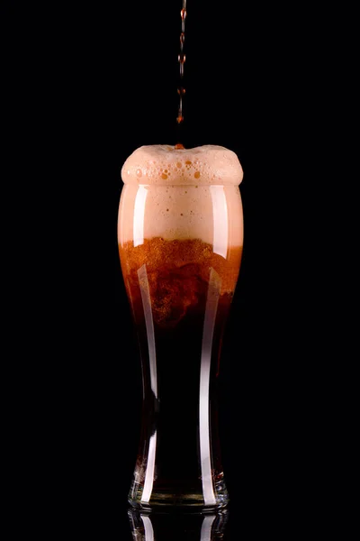 黒ビールと黒の背景上の泡とビールのグラス. — ストック写真