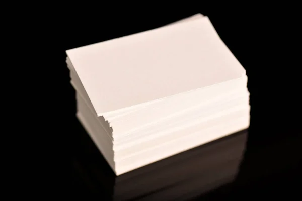 Λευκό επαγγελματικές κάρτες, φέιγ βολάν ή banner κοροϊδεύω. Κενό κενό πρότυπο χαρτί καρτών σε μαύρο φόντο. — Φωτογραφία Αρχείου