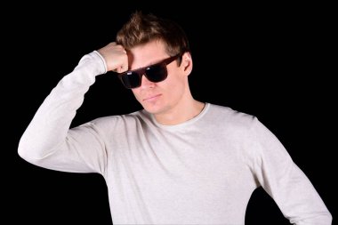 Avrupa genç güneş gözlüğü siyah arka plan üzerine izole dalgın erkekte