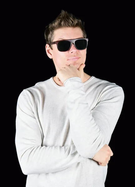 Europäischer junger nachdenklicher Mann mit Sonnenbrille isoliert auf schwarzem Hintergrund — Stockfoto