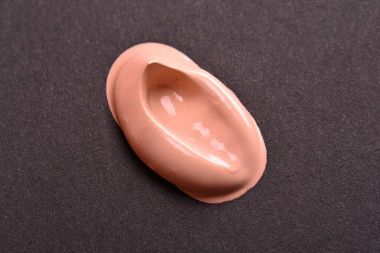 Makyaj Vakfı kozmetik smear krem siyah arka plan üzerine