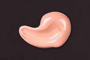 Sıvı makyaj Vakıflar damla siyah arka plan üzerine sürün..