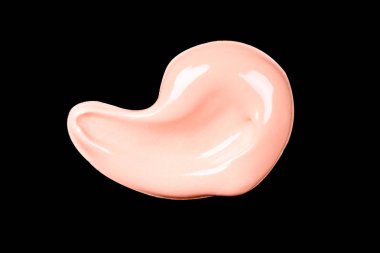 Sıvı makyaj Vakıflar smear izole üzerinde siyah arka plan damla.