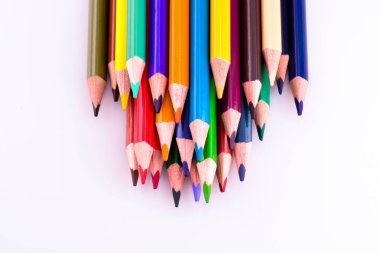 Beyaz arka plan üzerinde renkli kalemler. Farklı renkli kalemler