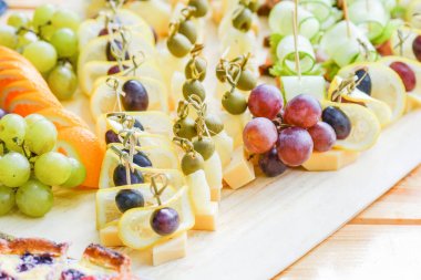 Güzel dekore edilmiş yemek sofrası farklı yemek ve aperatiflerle kurumsal noel partisi ya da düğün kutlaması için..