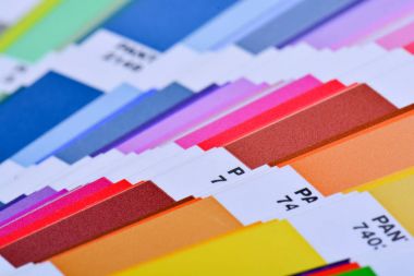 Renk paleti Pantone Kılavuzu kapatın. Renkli renk örneği kataloğu.