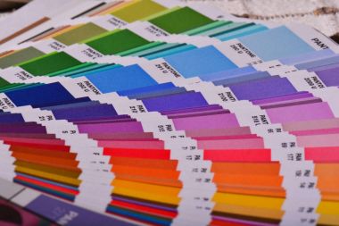 Renk paleti Pantone Kılavuzu kapatın. Renkli renk örneği kataloğu.