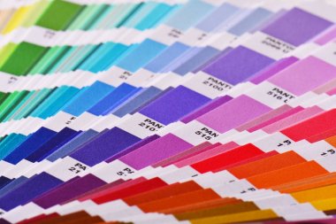 Renk paleti Pantone Kılavuzu kapatın. Renkli renk örneği kataloğu