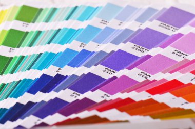 Renk paleti Pantone Kılavuzu kapatın. Renkli renk örneği kataloğu