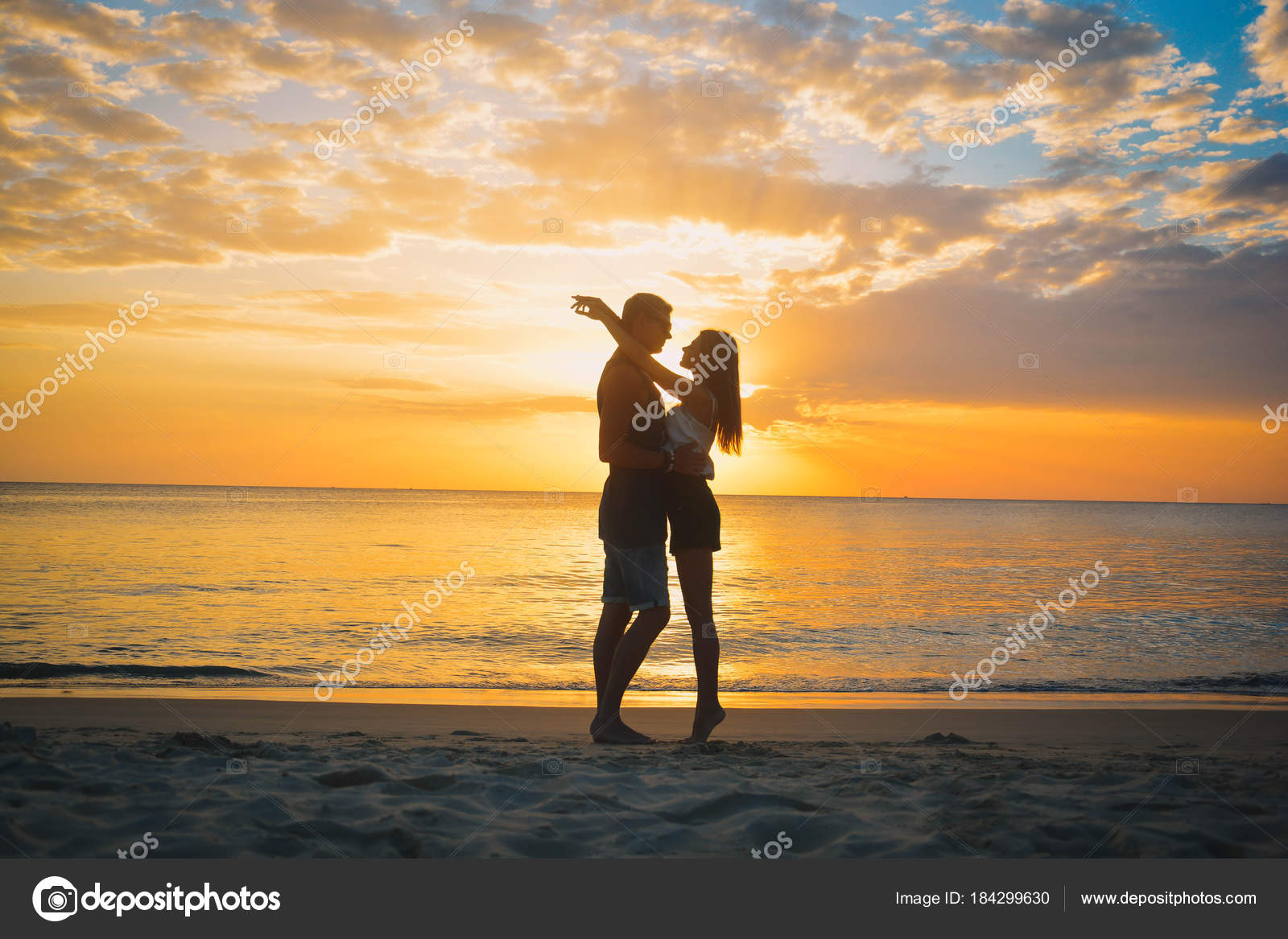 Paar am Strand bei Sonnenuntergang Sommerurlaub, schöne junge verliebte