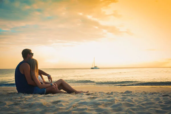 Çift üzerinde plaj, günbatımı yaz tatili, güzel genç insanlar In Love seting, adam kadını tutan eller deniz okyanus tatil seyahat — Stok fotoğraf