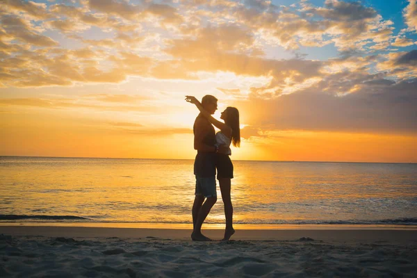 Sahilde günbatımı yaz tatili, güzel genç aşıklar yürüme, adam kadını Holding eller deniz okyanus tatil seyahat, Çift — Stok fotoğraf