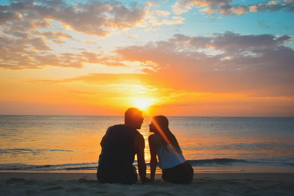 Pareja en la playa al atardecer Vacaciones de verano, Hermosos jóvenes enamorados seting, Hombre Mujer sosteniendo las manos Mar Océano Vacaciones Viajes —  Fotos de Stock