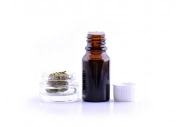 Tıbbi esrar esrar ile bir şişe yağda ayıklayın. Esrar Cbd yağı kenevir ürünleri. Kenevir yağı kavanoza ayıklar