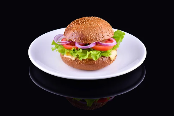 Frische leckere Burger isoliert auf schwarzem Hintergrund. leckere und appetitliche Cheeseburger auf weißem Teller. vegetarischer Burger — Stockfoto