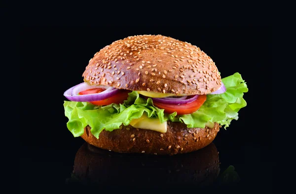 Burger isoliert auf schwarzem Hintergrund. frische leckere und appetitliche Cheeseburger. vegetarischer Burger — Stockfoto