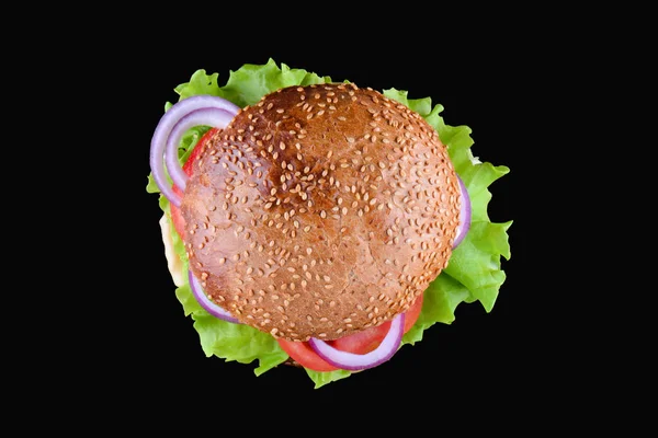 Burger isoliert auf schwarzem Hintergrund. frische leckere und appetitliche Cheeseburger. Vegetarischer Burger von oben — Stockfoto