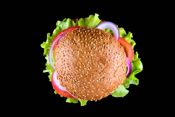 Burger isoliert auf schwarzem Hintergrund. frische leckere und appetitliche Cheeseburger. Vegetarischer Burger von oben — Stockfoto
