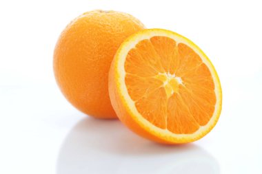 Beyaz arkaplanda portakal meyvesi izole