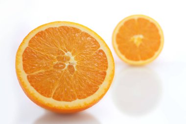Beyaz arkaplanda portakal meyvesi izole