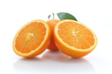 Beyaz arkaplanda portakal meyvesi izole