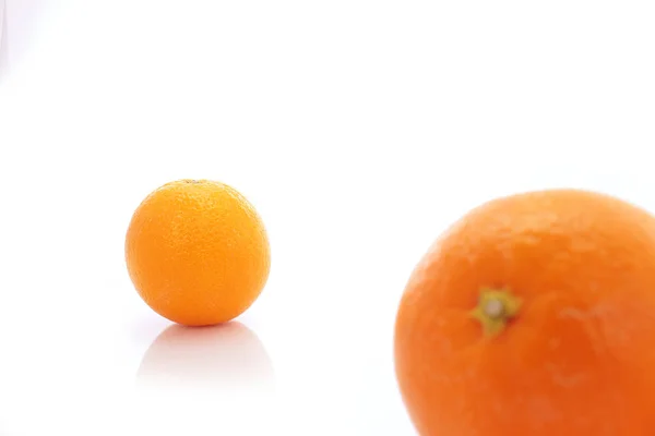 Fruto naranja aislado sobre fondo blanco — Foto de Stock