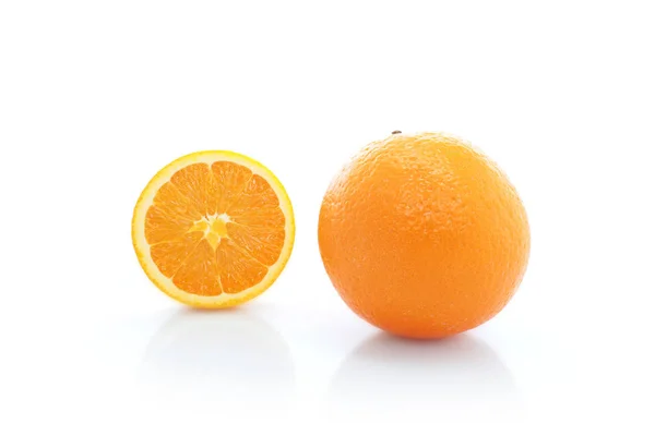 Fruto naranja aislado sobre fondo blanco — Foto de Stock