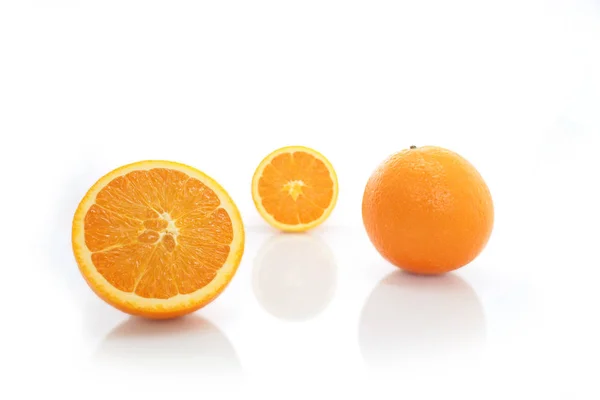 Fruto naranja aislado sobre fondo blanco — Foto de Stock