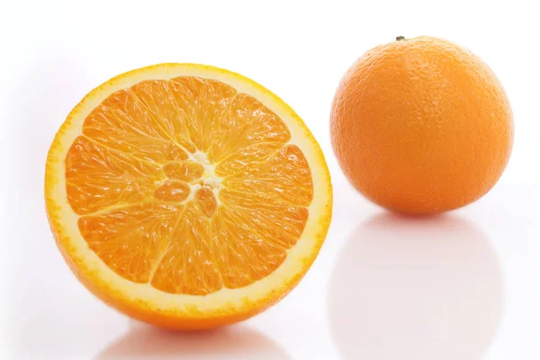 Fruto naranja aislado sobre fondo blanco — Foto de Stock