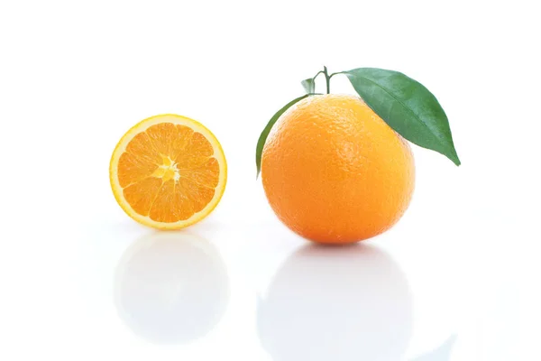 Fruto naranja aislado sobre fondo blanco — Foto de Stock