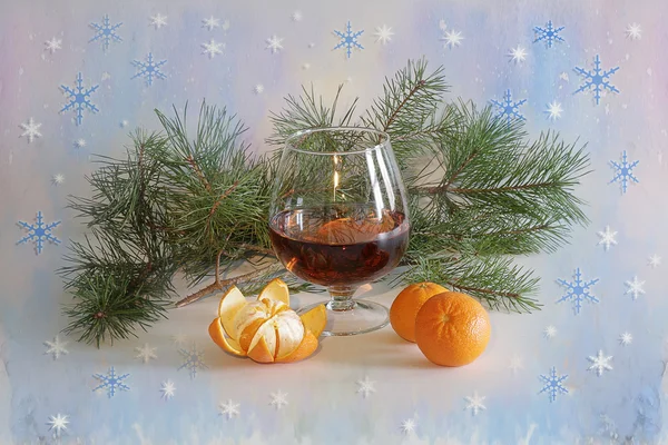 Uma taça de champanhe e tangerina, ramo de abeto. Ano Novo e Natal — Fotografia de Stock