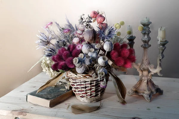 Bir buket bir hasır sepet içinde kuru çiçekler