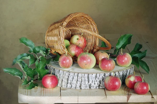 Яблука, розкидані з кошика . — стокове фото