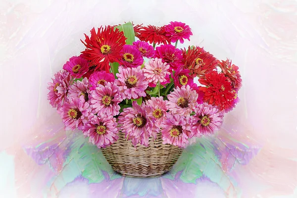 Buquê de flores rosa em uma cesta em um fundo colorido — Fotografia de Stock
