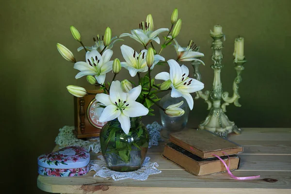 Natura morta con un mazzo di gigli bianchi e libri — Foto Stock