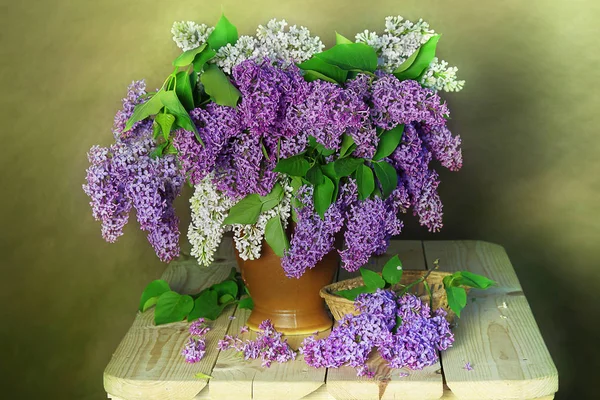 Leylak kahverengi bir arka plan üzerinde bir vazoda buket bir natürmort.