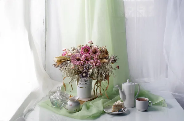 Una taza de té y una rebanada de pastel en un plato  . — Foto de Stock