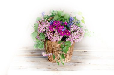 Sepette pembe çiçekler bahar