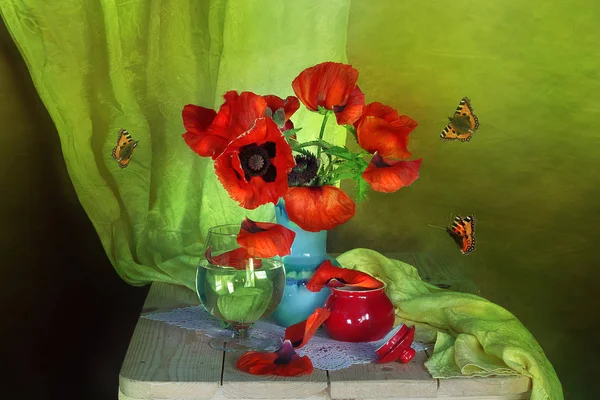 Red poppies with the fallen petals in the vase — Stock Photo, Image