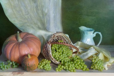 Üzüm sepeti ve kabak bir saçılma