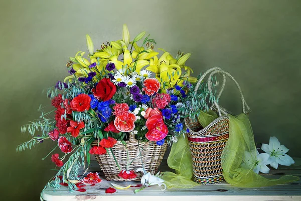 Stilleven van rode en roze bloemen. De groene en blauwe achtergrond kleur. — Stockfoto