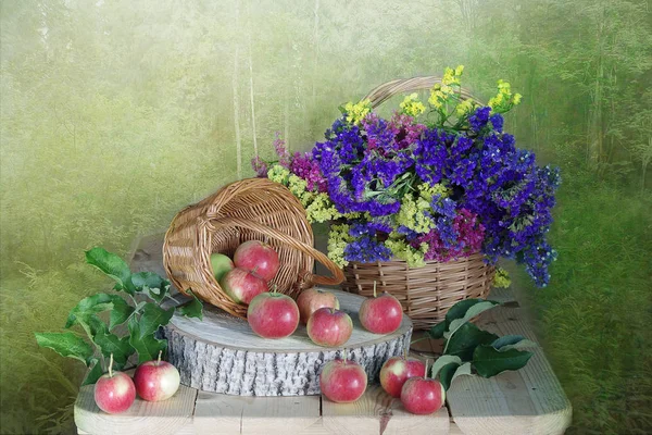 Csendélet vörös és rózsaszín virágok. Színe zöld és a kék háttér. — Stock Fotó