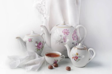Çay bardağı, çay, şeker, beyaz arka plan üzerinde izole