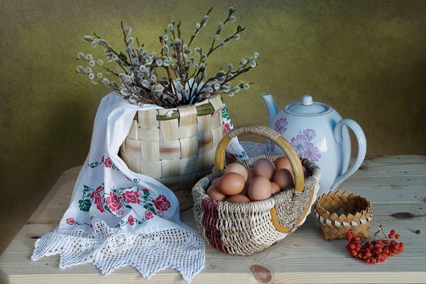 Húsvéti kosárral egy zöld háttér. Hímes tojást egy hagyományos törülközőt — Stock Fotó