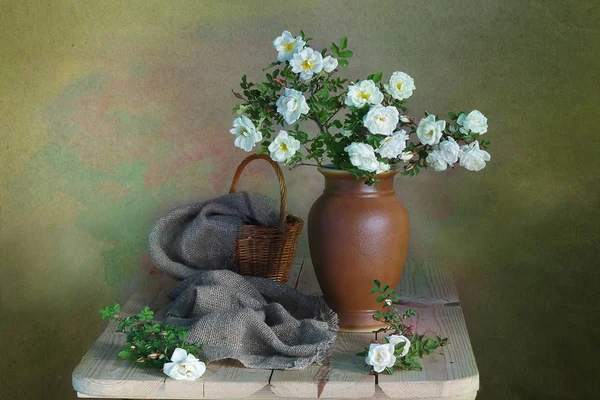 Witte bloemen in vaas op bruine achtergrond — Stockfoto