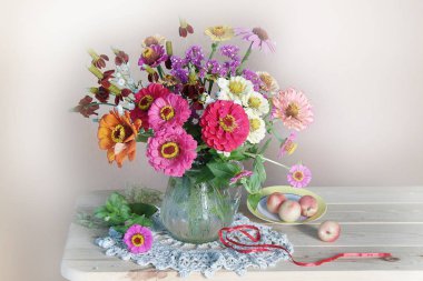 Bahçe çiçek çiçeğe bakın bir buket, sarı ve pembe çiçek hafif bir arka plan üzerinde.